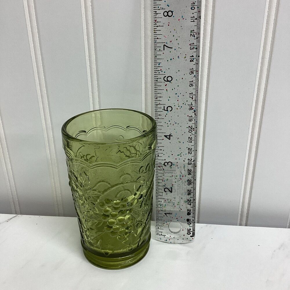 Vintage Avocado Green Tumblers Imperial Glass Grape Leaves scalloped top 70s-80 - Picture 5 of 7